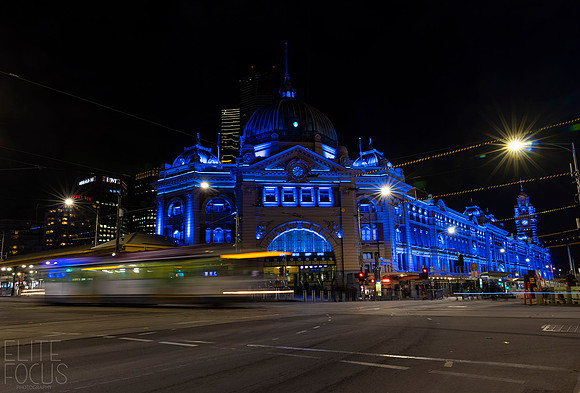 Flinder Street Light the night blue for police officers